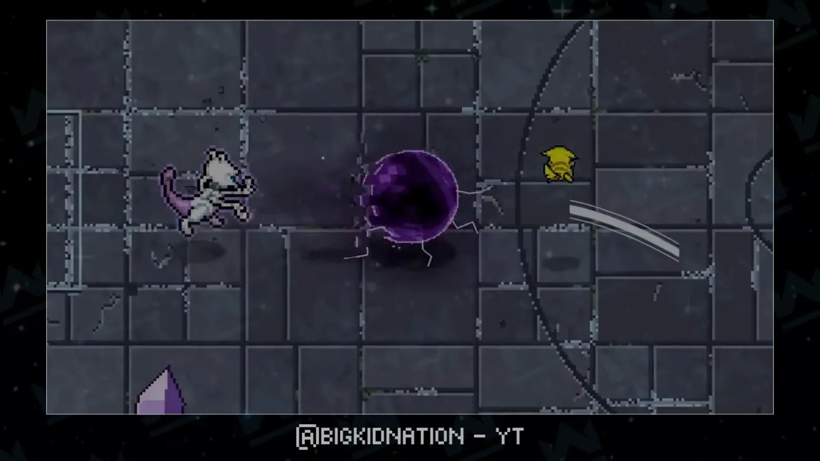 Mewtwo et une déflagration violette Mewtwo affronte une déflagration violette crépitante sur une arène de pierre pendant que Pikachu garde ses distances, dans la bande-annonce